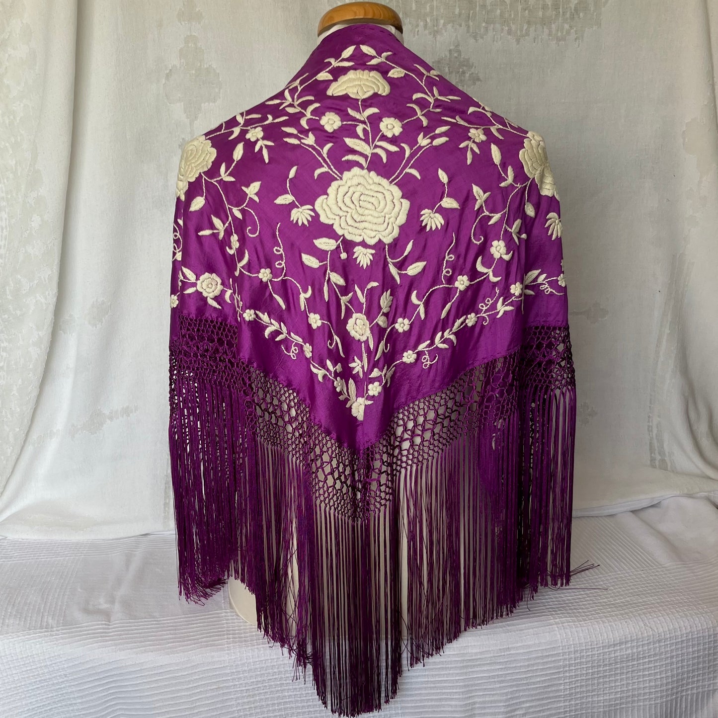 MANTÓN 3 FLORES MORADO CON BORDADO BEIGE