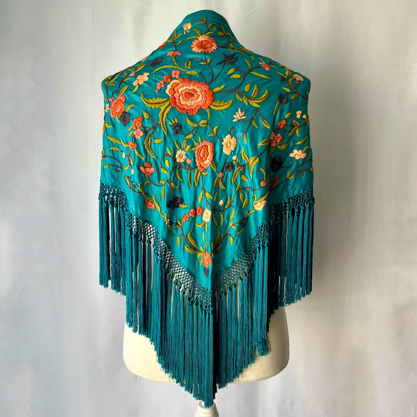 MANTÓN CARMELA TURQUESA BORDADO A COLOR