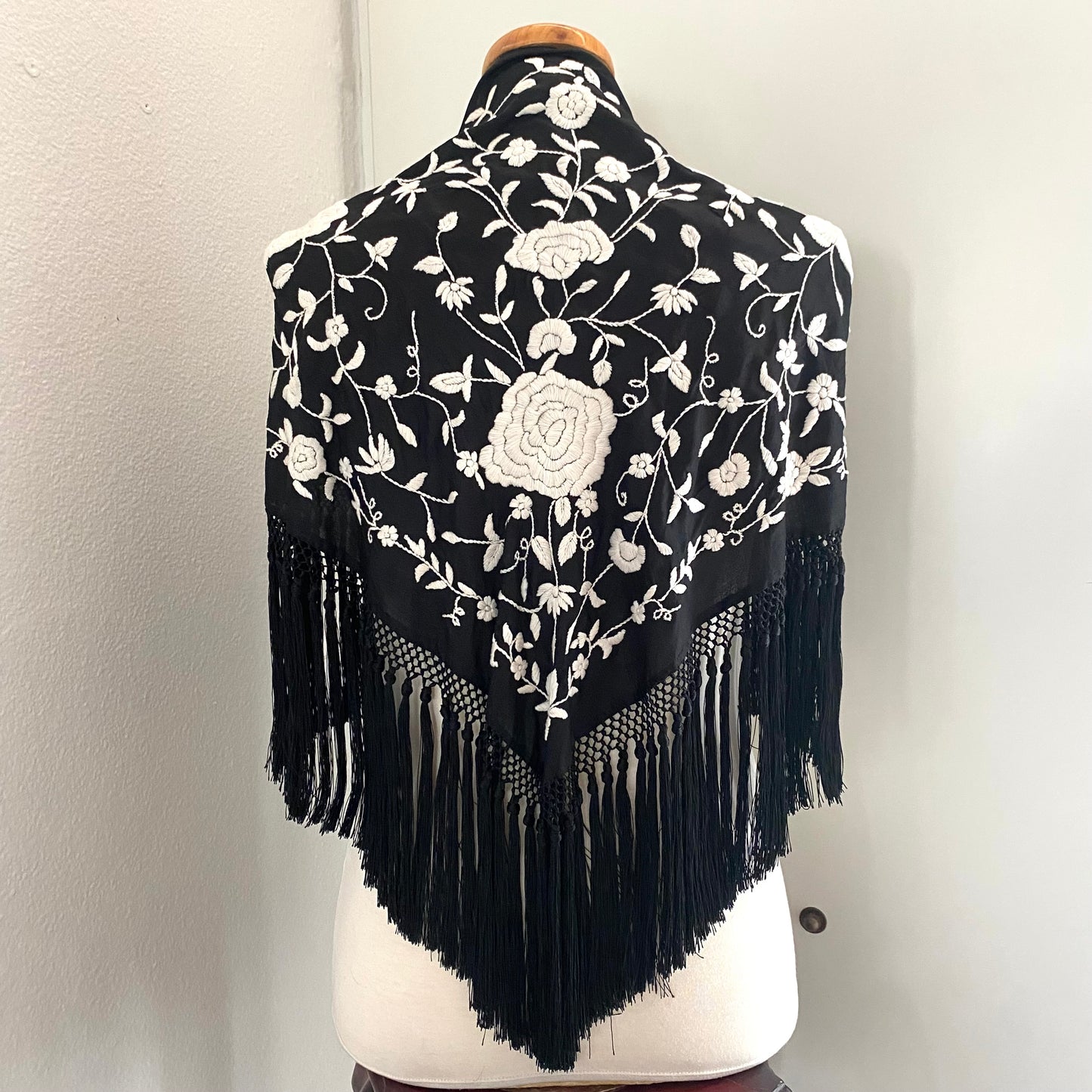MANTÓN MERCEDES NEGRO BORDADO EN BLANCO