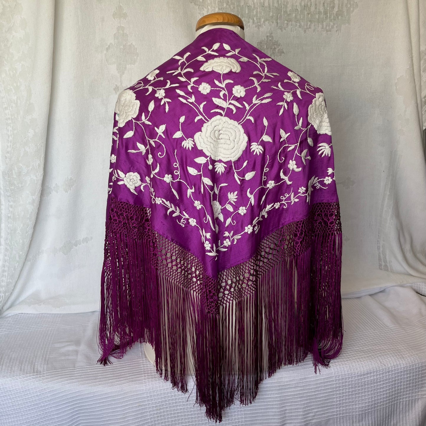 MANTÓN 3 FLORES MORADO CON BORDADO BEIGE