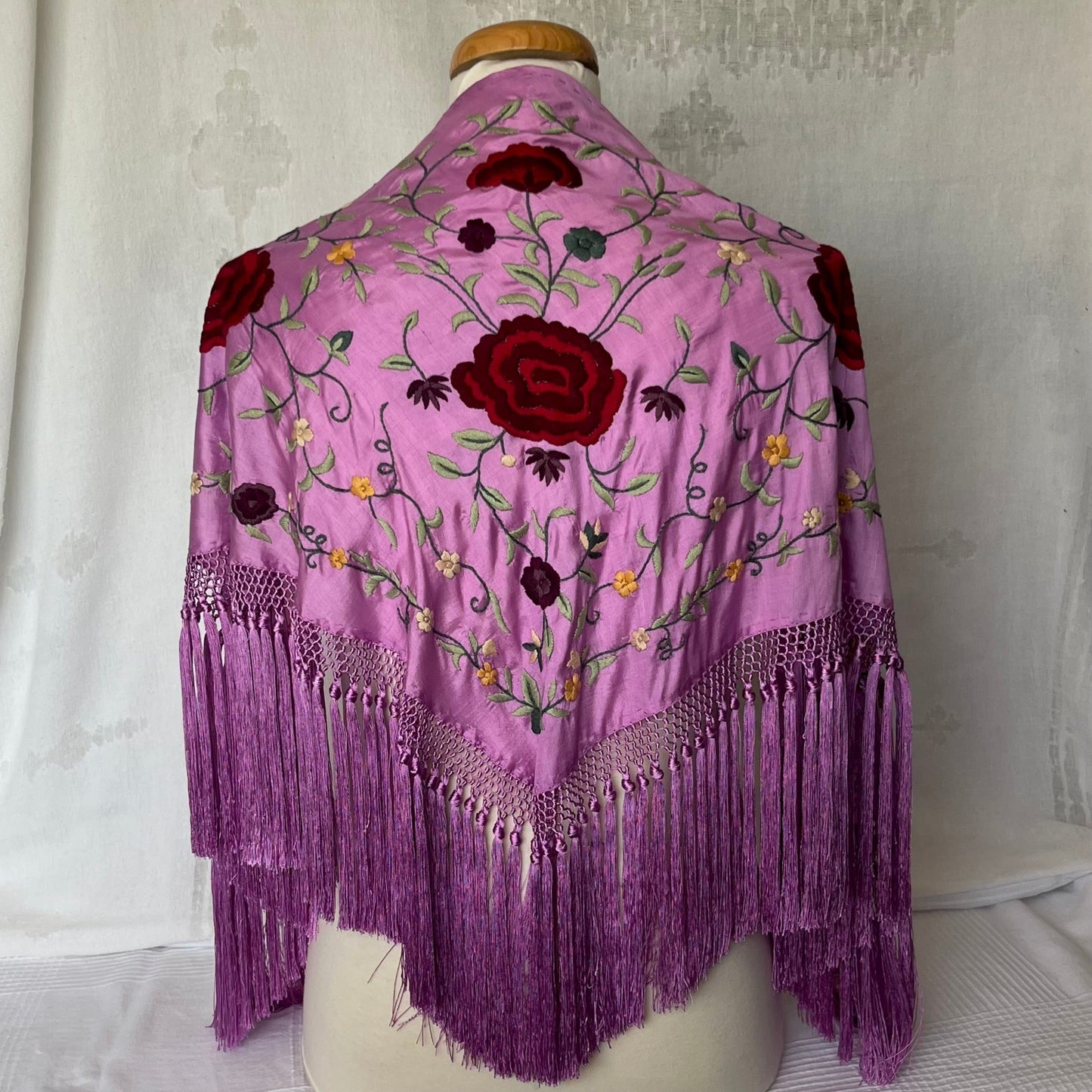 MANTÓN MALVA 3 FLORES CON BORDADO A COLOR