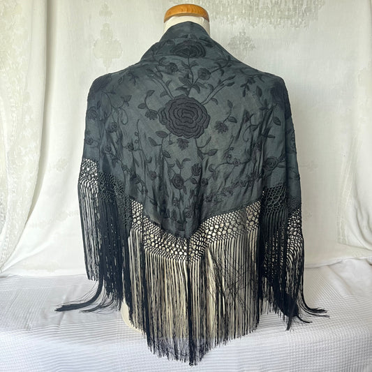 MANTÓN NEGRO 3 FLORES CON BORDADO MONOCOLOR