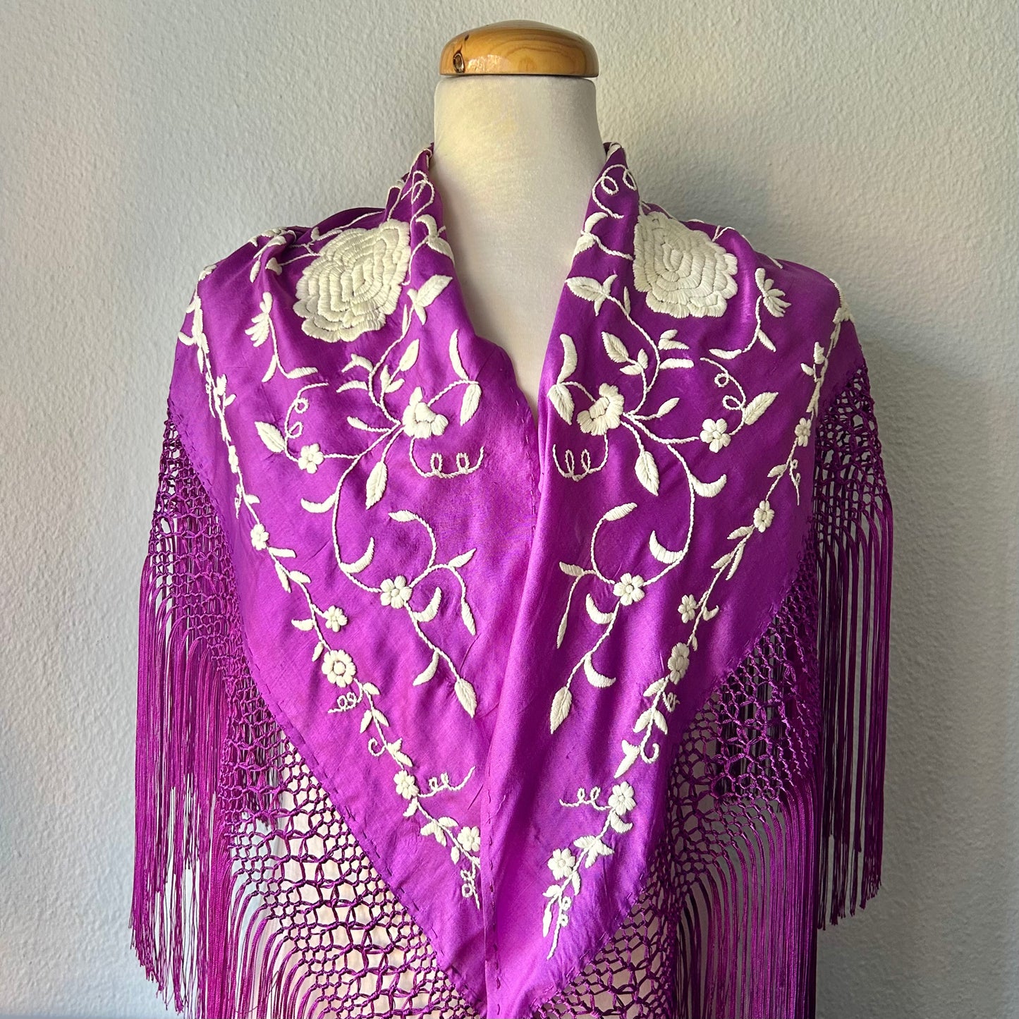MANTÓN 3 FLORES MORADO CON BORDADO BEIGE