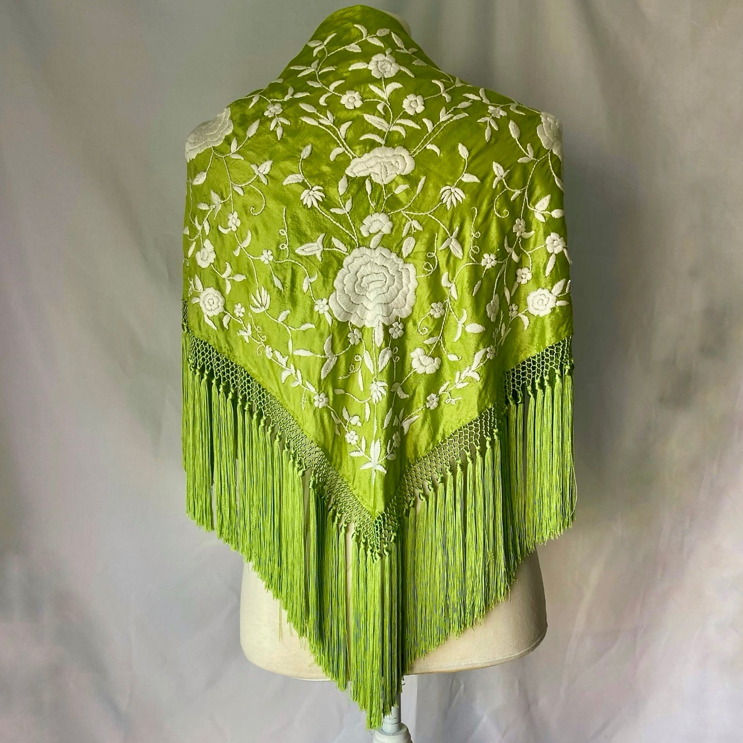 MANTÓN MERCEDES VERDE CON BORDADO BLANCO