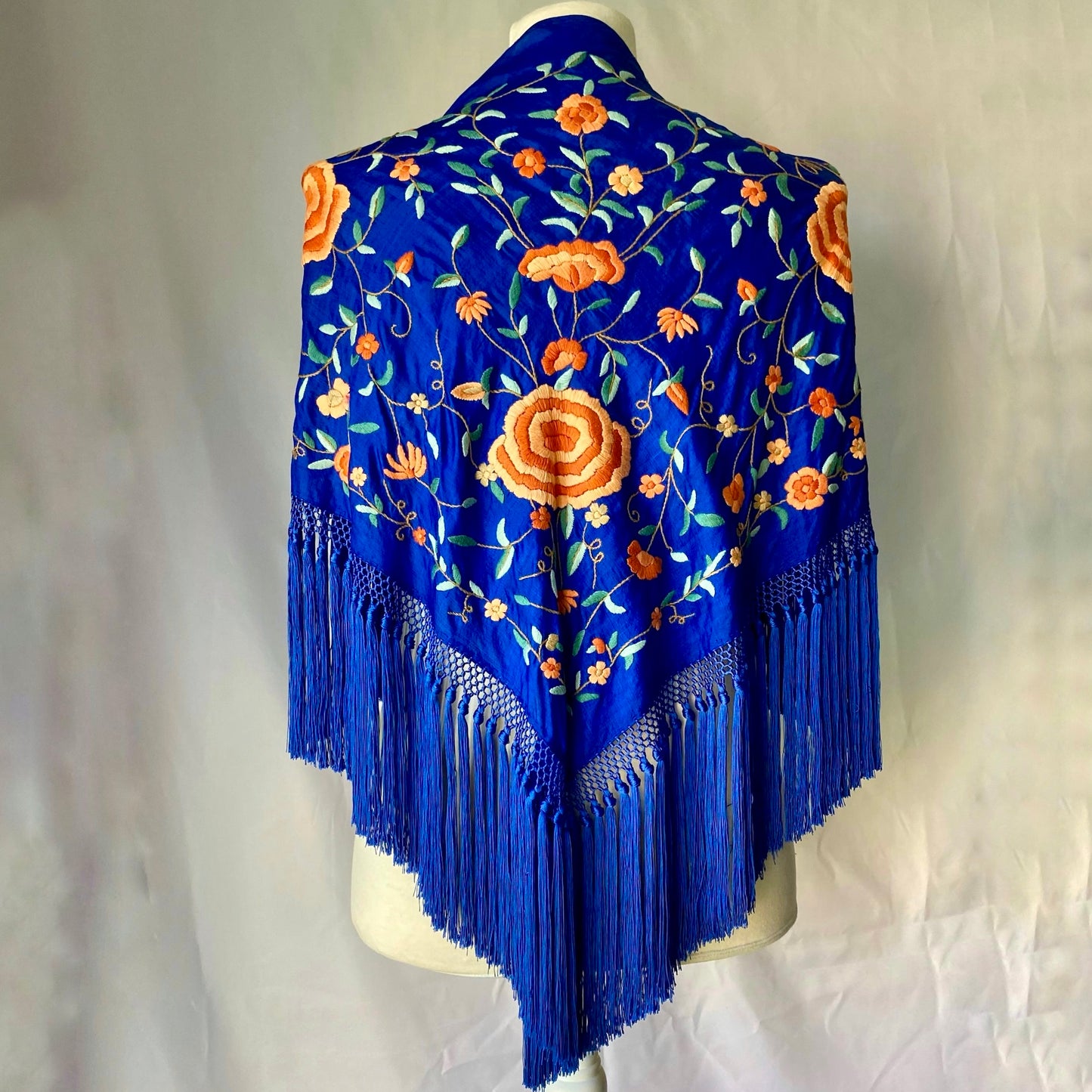 MANTÓN MERCEDES AZUL ELÉCTRICO BORDADO A COLOR