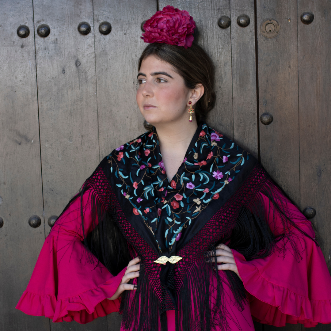 MANTÓN CARMELA NEGRO BORDADO A COLOR